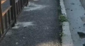 В Новороссийске оборудовали тротуар шириной меньше метра над обрывом в глубокую ливневку