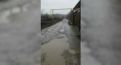 «Во всей Цемдолине нет ни одной ровной дороги!»: жители села выложили фотографии ям на проезжей части в социальные сети