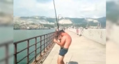 «Опыт не пропьешь!»: пьяный новороссийский рыбак стал звездой Интернета
