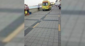 Женщина споткнулась о плитку на набережной Новороссийска и была госпитализирована с серьезной травмой