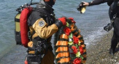 В Широкой Балке на дне моря зажгли «Вечный огонь», а в Мысхако погрузили венок и флаг