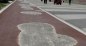 Покрытие велодорожки рядом с городским пляжем в Новороссийске превратилось в решето