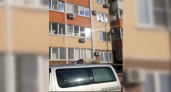 «Бразильские страсти»: горожане выкидывают вещи из окна многоэтажки в Новороссийске
