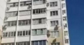 В Новороссийске с балкона многоэтажки летели детские игрушки и обувь