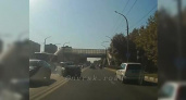 В Новороссийске автоледи чудом увернулась от вылетевшей на встречку легковушки: дорожная ситуация попала в объектив камеры