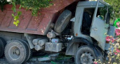 В Новороссийске КамАЗист на ходу выпал из кабины и врезался в жилой дом