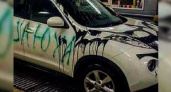 Жительнице Новороссийска за критичный отзыв в кафе облили черной краской краской белоснежный автомобиль