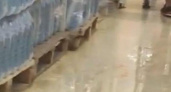 За продуктами - по лужам: гипермаркет на Ленина затопило водой