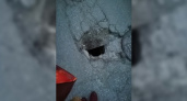 "Открылся портал!": в одном из дворов Новороссийска провалился асфальт