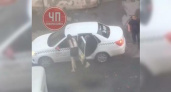 Поправила прическу и отломала зеркало. Утром в Новороссийске две девушки едва не разгромили автомобиль такси (видео)
