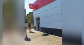 Очевидцы сняли на видео, как мужчина вышибает запасную дверь супермаркета в Новороссийске и скрывается в неизвестном направлении
