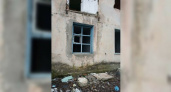 Жители поселка Верхнебаканский требуют решения вопроса с заброшенными зданиями на территории поселка