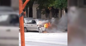 В центре Новороссийска вспыхнул автомобиль: видео охваченной пламенем машины