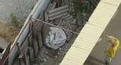 Жители Новороссийска сняли на видео парня, который делает закладки средь бела дня