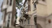 «Вот как выглядит безразличие управляющей компании»: горожане возмущены состоянием одного из старинных зданий Новороссийска