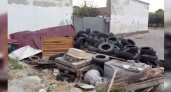 «Помойка под окнами жилого микрорайона»: житель Новороссийска обнаружил свалку покрышек и старых качелей около детского учреждения