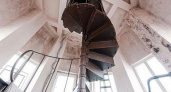 В сети опубликованы фото винтовой лестницы в доме «со шпилем» в Новороссийске