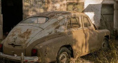 Фотограф обнаружил брошенный ретроавтомобиль во дворах Новороссийска