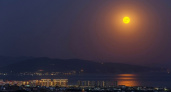 Осетровая Луна: этой ночью новороссийцы любовались суперлунием