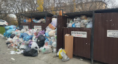 «Что опять сломалось?!»: новороссийцы снова жалуются на горы мусора вокруг контейнеров во дворах