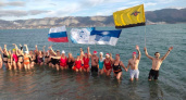 Моржи Новороссийска и Геленджика устроили массовый заплыв в ледяной воде