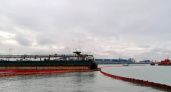 Баржа «Пикник» ликвидировала около 48 кубометров нефтеводяной смеси с борта танкера «Волгонефть-239»