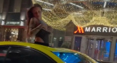 В Краснодаре хотят арестовать на 15 суток девушку, которая вылезла из люка автомобиля и оголила грудь
