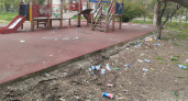 В Новороссийске детская площадка превратилась в мусорную свалку и притон для бомжей