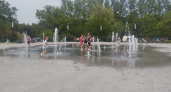 В Новороссийске дети толпами купаются в фонтанах, спасаясь от жары