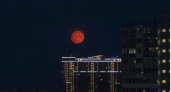 Сегодня ночью новороссийцы любовались «клубничной Луной»: 10 уникальных фото