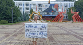 «Нет подделкам и фальсификациям!»: в Новороссийске у здания мэрии прошел одиночный пикет