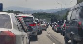 «Пять километров за два часа!»: новороссийцы жалуются на ежедневные пробки на въезд в город – дорога к морю превратилась в ад
