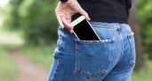 Почему нельзя носить смартфон в кармане брюк: запомните этот совет раз и навсегда