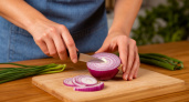 Подруга армянка научила меня: вот как быстро нарезать лук тонкой соломкой без ножа, блендера — просто и быстро