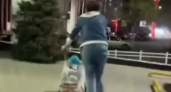 «Если бы не коляска — упала»: в Новороссийске сняли на видео пьяную женщину с ребенком