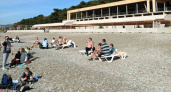 Лето продолжается: в Геленджике 4 ноября туристы загорают и купаются в море