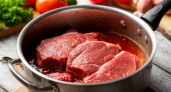 Нужно ли на самом деле сливать "первую воду" при варке мяса: объясняет опытный шеф-повар