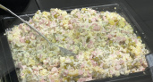 Оливье стала готовить по-новому рецепту — вкуснее надоевшей колбасы и майонеза: обалденный салат на Новый год