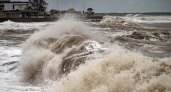 «Черноморский молот» в действии: фотографы запечатлели пятиметровые волны в Новороссийске 