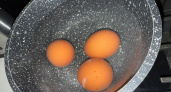 Почему нельзя лить холодную воду на вареные яйца: повара раскрыли страшную правду