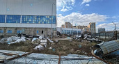 Поваленный забор и груда мусора: территория недостроенного Дворца спорта в Новороссийске превращается в помойку 