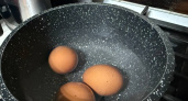 Никогда не мучайтесь с чисткой яиц: вот что важно добавить в воду при варке