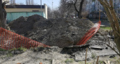 Тепловики оставили 3-метровую яму без ограждения и оголенные трубы в одном из дворов в центре Новороссийска 
