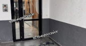 Схватка с дверью в ЖК «Клевер»: новороссиец выбил стекло, пытаясь попасть в подъезд