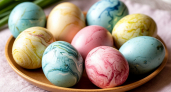 Не выбрасывайте старые колготки: хитрый способ покрасить яйца на Пасху с мраморным эффектом