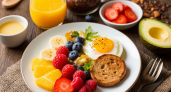 Правило белкового завтрака против жёстких диет: как мягко похудеть к лету без срывов