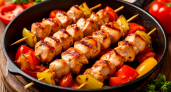 Шашлык без мангала: сочное куриное мясо с хрустящей корочкой за 12 минут на обычной сковороде