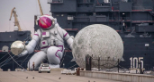 На набережной Новороссийска ко Дню России установили гигантского космонавта и Луну 