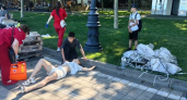 В Новороссийске велосипедистка врезалась в поддоны, брошенные посреди набережной после установки лавочек