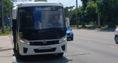 «Ударил кулаком по стеклу и уехал»: водители маршруток устроили скандал на остановке в Новороссийске